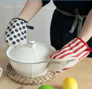 Polka Dot Heat Proof Polyester Cotton Eco Friendly Oven Gloves for Household Microwave Use Anti Hot